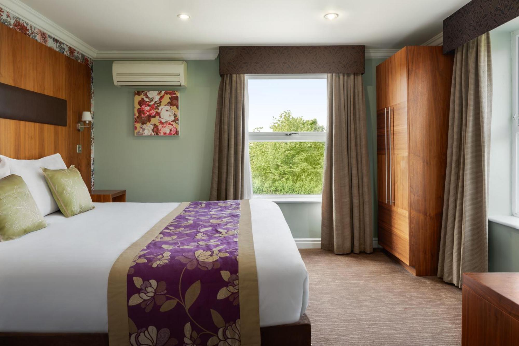 Ramada By Wyndham Cheltenham Golden Valley Exterior foto