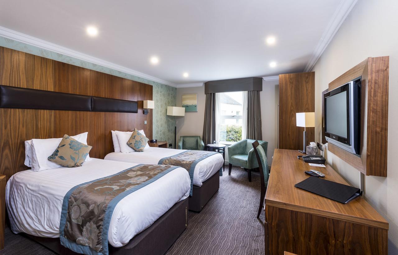 Ramada By Wyndham Cheltenham Golden Valley Exterior foto